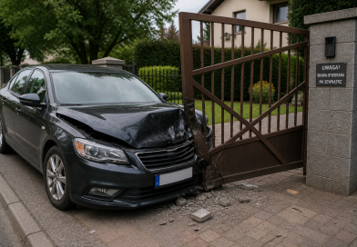 Ubezpieczenie samochodu a szkoda po uszkodzeniu auta przez otwartą furtkę posesji – kto odpowiada?